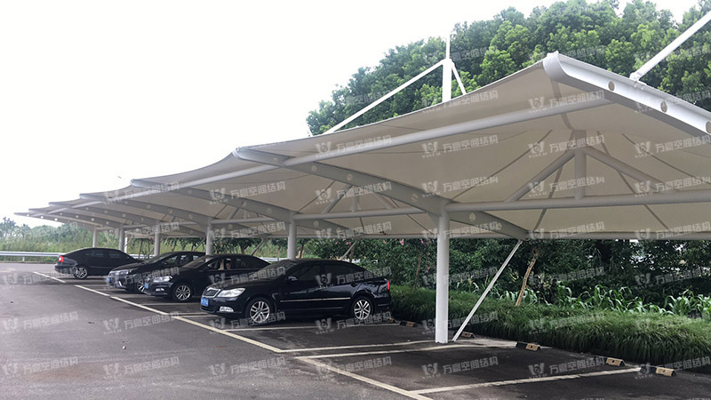 張拉膜車棚造價(jià)和哪些因素有關(guān)？降低張拉膜車棚造價(jià)的方法有哪些？