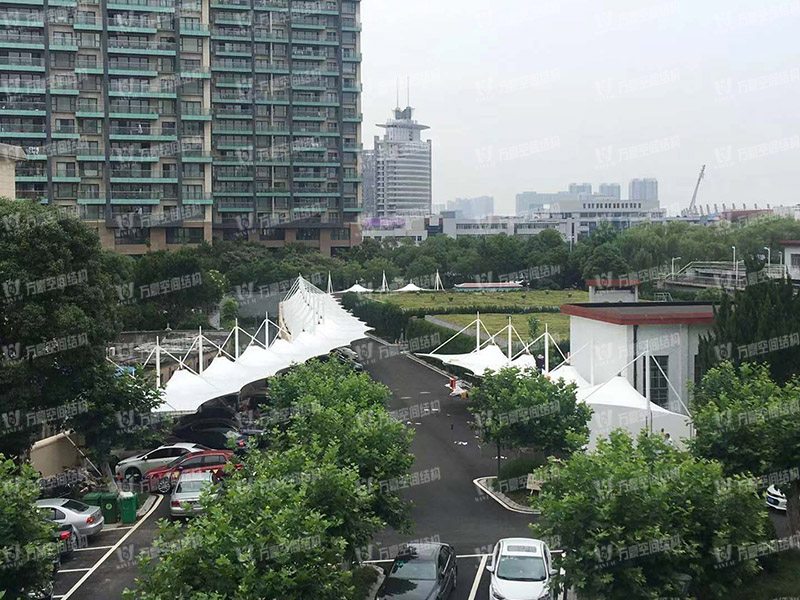 張拉膜車棚造價(jià)和哪些因素有關(guān)？降低張拉膜車棚造價(jià)的方法有哪些？