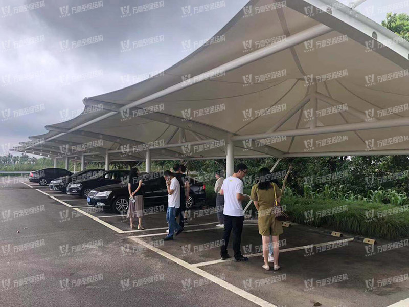 張拉膜車棚造價(jià)和哪些因素有關(guān)？降低張拉膜車棚造價(jià)的方法有哪些？