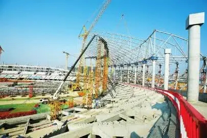 成都大運會主場館進入鋼結(jié)構(gòu)施工，“飛碟”造型顯雛形