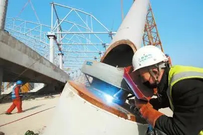 成都大運會主場館進入鋼結(jié)構(gòu)施工，“飛碟”造型顯雛形