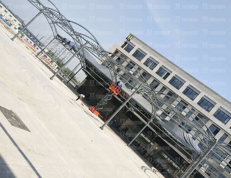 奉化方橋農(nóng)副鋼結(jié)構(gòu)雨棚工程進(jìn)入膜布安裝階段 奉化方橋農(nóng)副鋼結(jié)構(gòu)雨棚工程進(jìn)入膜布安裝階段