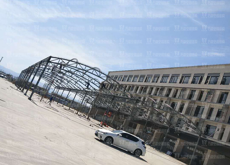 奉化方橋農(nóng)副鋼結(jié)構(gòu)雨棚工程進(jìn)入膜布安裝階段 奉化方橋農(nóng)副鋼結(jié)構(gòu)雨棚工程進(jìn)入膜布安裝階段