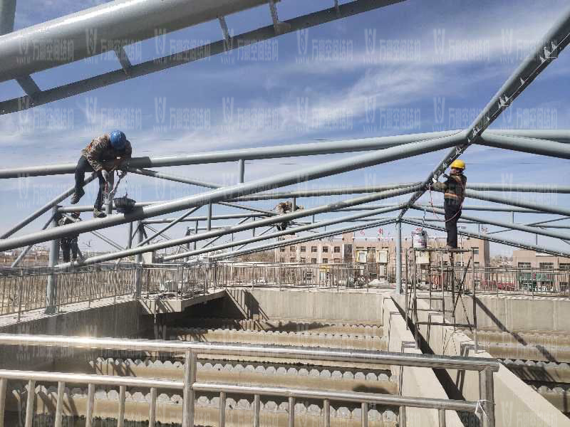 格爾木工業(yè)園昆侖工業(yè)區(qū)工業(yè)污水廠污水池保溫膜結(jié)構(gòu)工程位于海西蒙古族藏族自治州格爾木市，此項(xiàng)目是國(guó)內(nèi)首個(gè)ETFE膜結(jié)構(gòu)污水池加蓋工程。   該工程主要建設(shè)格爾木工業(yè)園昆侖工業(yè)區(qū)工業(yè)污水處理廠首期2.5萬立方米/天工程二沉池、水解酸化池和預(yù)沉池池體保溫膜結(jié)構(gòu)安裝。項(xiàng)目用鋼量230噸，膜結(jié)構(gòu)展開面積5000平米。    目前，預(yù)沉池和酸化水解池鋼結(jié)構(gòu)已完成，油漆已完成。二沉池基柱加焊，鋼架焊接中。    期待整個(gè)工程的完工，來領(lǐng)略它別致的風(fēng)采。