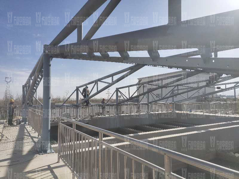 格爾木工業(yè)園昆侖工業(yè)區(qū)工業(yè)污水廠污水池保溫膜結(jié)構(gòu)工程位于海西蒙古族藏族自治州格爾木市，此項(xiàng)目是國(guó)內(nèi)首個(gè)ETFE膜結(jié)構(gòu)污水池加蓋工程。   該工程主要建設(shè)格爾木工業(yè)園昆侖工業(yè)區(qū)工業(yè)污水處理廠首期2.5萬立方米/天工程二沉池、水解酸化池和預(yù)沉池池體保溫膜結(jié)構(gòu)安裝。項(xiàng)目用鋼量230噸，膜結(jié)構(gòu)展開面積5000平米。    目前，預(yù)沉池和酸化水解池鋼結(jié)構(gòu)已完成，油漆已完成。二沉池基柱加焊，鋼架焊接中。    期待整個(gè)工程的完工，來領(lǐng)略它別致的風(fēng)采。