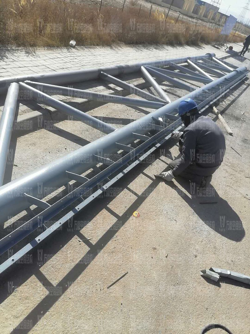 格爾木工業(yè)園昆侖工業(yè)區(qū)工業(yè)污水廠污水池保溫膜結(jié)構(gòu)工程位于海西蒙古族藏族自治州格爾木市，此項(xiàng)目是國(guó)內(nèi)首個(gè)ETFE膜結(jié)構(gòu)污水池加蓋工程。   該工程主要建設(shè)格爾木工業(yè)園昆侖工業(yè)區(qū)工業(yè)污水處理廠首期2.5萬立方米/天工程二沉池、水解酸化池和預(yù)沉池池體保溫膜結(jié)構(gòu)安裝。項(xiàng)目用鋼量230噸，膜結(jié)構(gòu)展開面積5000平米。    目前，預(yù)沉池和酸化水解池鋼結(jié)構(gòu)已完成，油漆已完成。二沉池基柱加焊，鋼架焊接中。    期待整個(gè)工程的完工，來領(lǐng)略它別致的風(fēng)采。