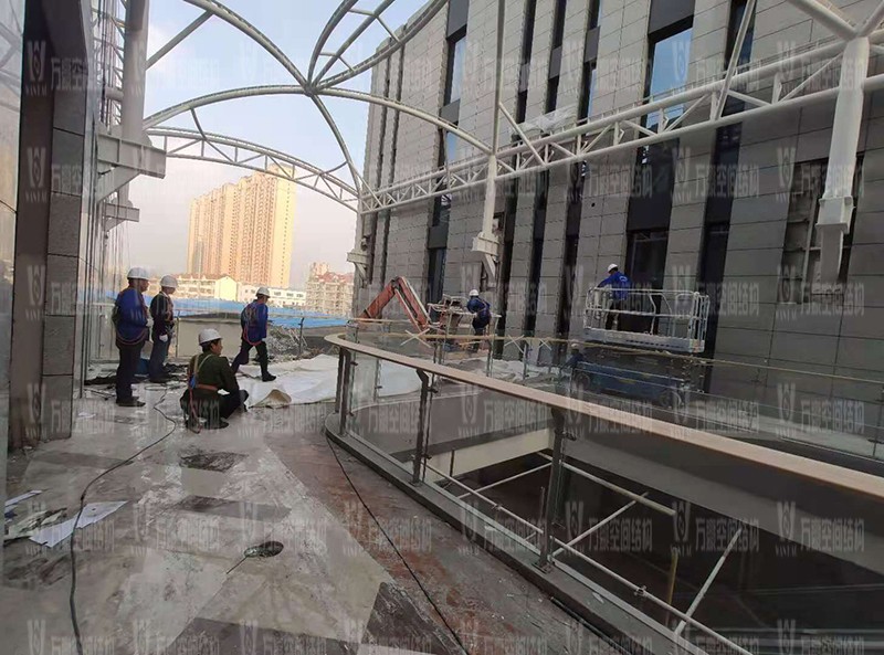 新泰卓越·財富廣場膜結(jié)構(gòu)項目進入膜布安裝階段