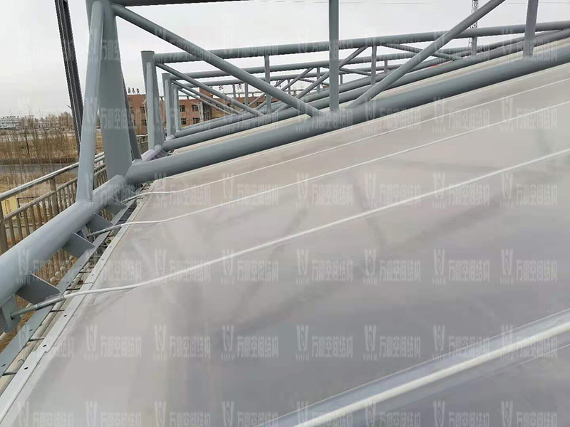 格爾木工業(yè)園昆侖工業(yè)區(qū)工業(yè)污水廠(chǎng)污水池保溫膜結(jié)構(gòu)工程膜結(jié)構(gòu)安裝中 格爾木工業(yè)園昆侖工業(yè)區(qū)工業(yè)污水廠(chǎng)污水池保溫膜結(jié)構(gòu)工程膜結(jié)構(gòu)安裝中