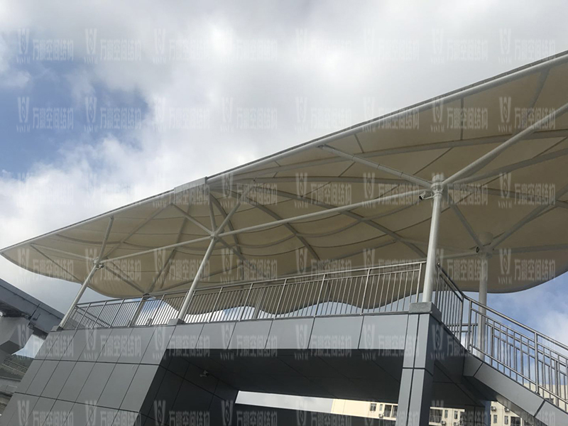 膜結(jié)構(gòu)雨棚遮陽棚有哪些優(yōu)勢？雨棚遮陽棚為什么選膜結(jié)構(gòu)材料？
