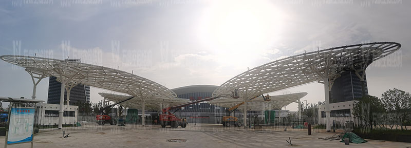 滬通鐵路張家港站地方配套工程站前西側旅客集散區(qū)蝴蝶造型天幕工程鋼結構接近尾聲