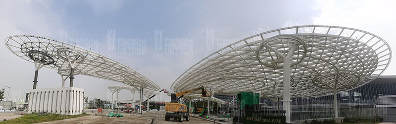 滬通鐵路張家港站地方配套工程站前西側旅客集散區(qū)蝴蝶造型天幕工程鋼結構接近尾聲