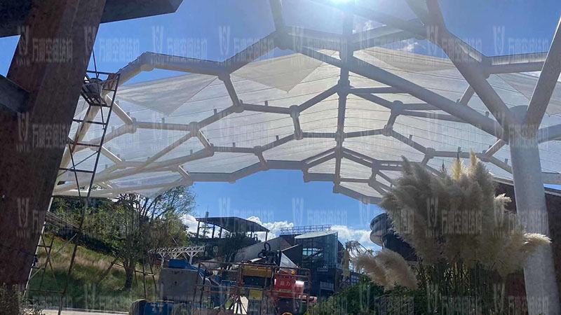 樂(lè)清鐵定溜溜樂(lè)園商業(yè)街蜂窩狀ETFE膜結(jié)構(gòu)工程膜結(jié)構(gòu)安裝中 樂(lè)清鐵定溜溜樂(lè)園商業(yè)街蜂窩狀ETFE膜結(jié)構(gòu)工程膜結(jié)構(gòu)安裝中