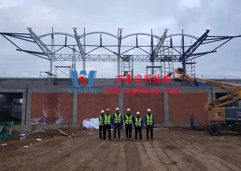 張家港市新建九年一貫制學校膜結(jié)構(gòu)工程鋼結(jié)構(gòu)接近尾聲 張家港市新建九年一貫制學校膜結(jié)構(gòu)工程鋼結(jié)構(gòu)接近尾聲