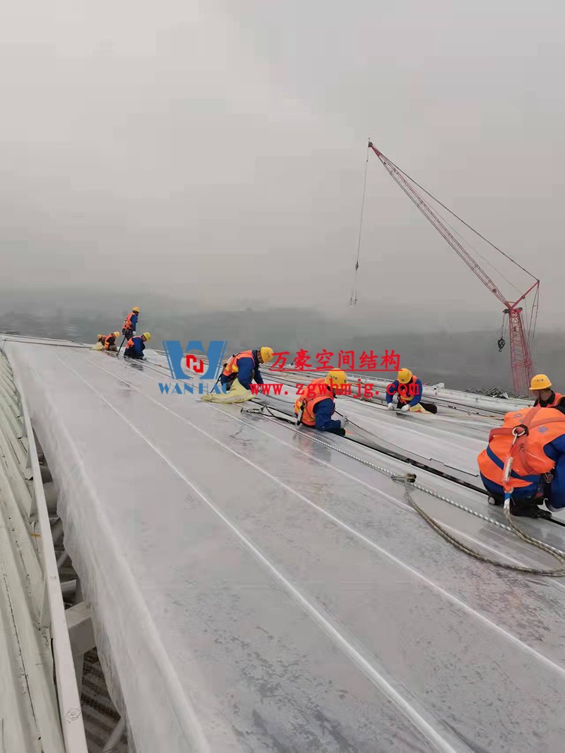 重慶龍興足球場(chǎng)ETFE屋面膜結(jié)構(gòu)工程屋面鋼結(jié)構(gòu)完成，膜結(jié)構(gòu)安裝中
