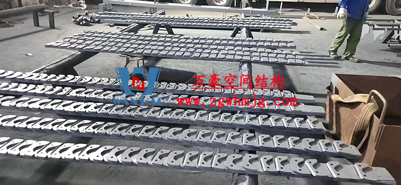 重慶龍興足球場(chǎng)ETFE屋面膜結(jié)構(gòu)工程屋面鋼結(jié)構(gòu)完成，膜結(jié)構(gòu)安裝中