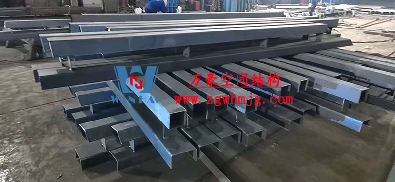 重慶龍興足球場(chǎng)ETFE屋面膜結(jié)構(gòu)工程屋面鋼結(jié)構(gòu)完成，膜結(jié)構(gòu)安裝中