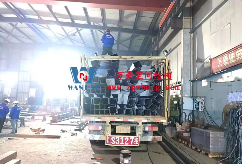 重慶龍興足球場(chǎng)ETFE屋面膜結(jié)構(gòu)工程屋面鋼結(jié)構(gòu)完成，膜結(jié)構(gòu)安裝中