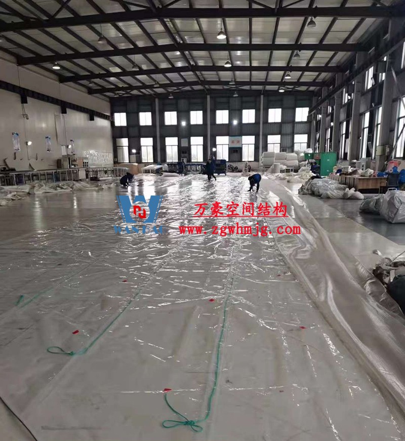 重慶龍興足球場(chǎng)ETFE屋面膜結(jié)構(gòu)工程屋面鋼結(jié)構(gòu)完成，膜結(jié)構(gòu)安裝中