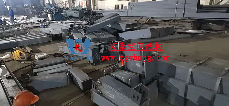 重慶龍興足球場(chǎng)ETFE屋面膜結(jié)構(gòu)工程屋面鋼結(jié)構(gòu)完成，膜結(jié)構(gòu)安裝中