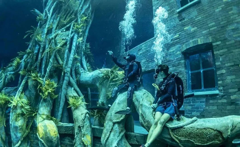 世界最深泳池，深入地下60米