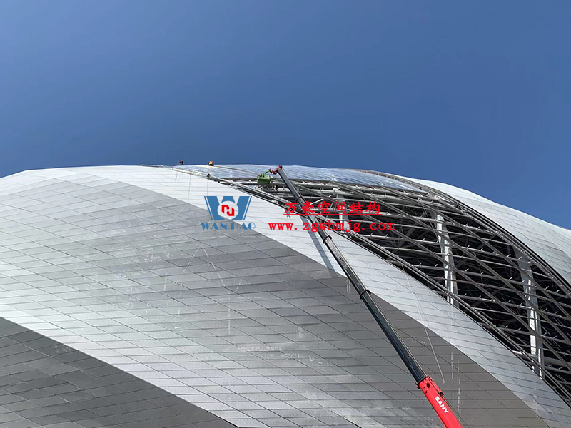 兩江新區(qū)加快建設(shè)龍興足球場（標準不降、工期不延、確保年底建成）