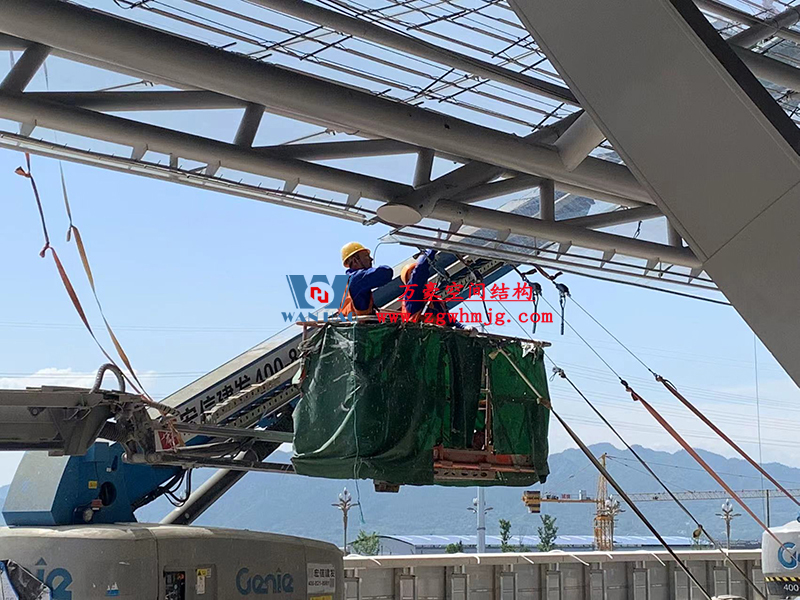 兩江新區(qū)加快建設(shè)龍興足球場（標準不降、工期不延、確保年底建成）