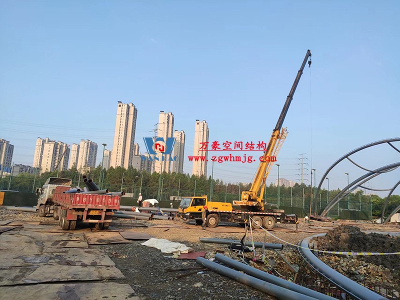 寧波諾丁漢大學(xué)室外運(yùn)動(dòng)場(chǎng)地改擴(kuò)建項(xiàng)目膜結(jié)構(gòu)工程火熱施工中 寧波諾丁漢大學(xué)室外運(yùn)動(dòng)場(chǎng)地改擴(kuò)建項(xiàng)目膜結(jié)構(gòu)工程火熱施工中