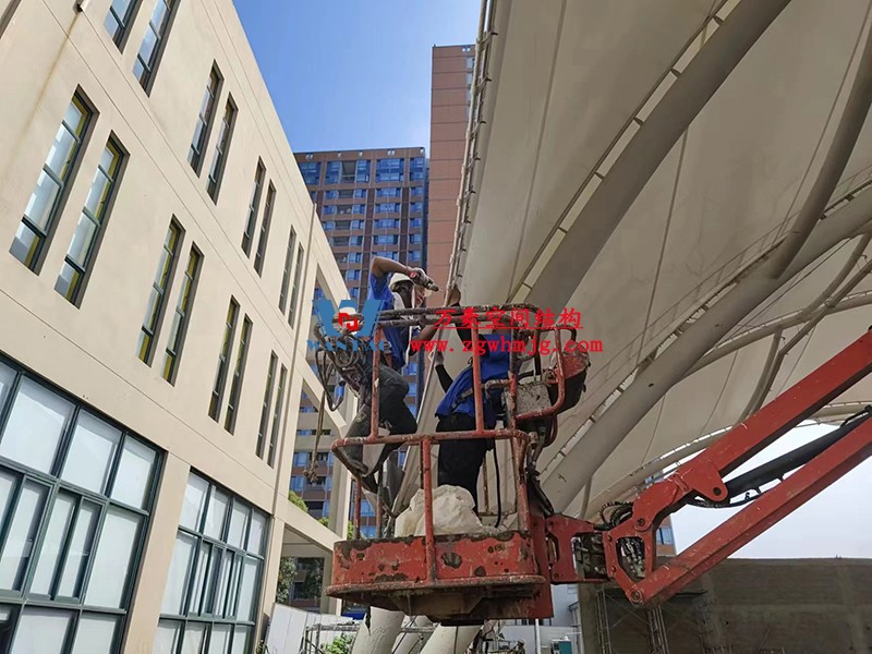 寧波諾丁漢大學(xué)室外運(yùn)動(dòng)場地改擴(kuò)建項(xiàng)目膜結(jié)構(gòu)工程膜結(jié)構(gòu)安裝中 寧波諾丁漢大學(xué)室外運(yùn)動(dòng)場地改擴(kuò)建項(xiàng)目膜結(jié)構(gòu)工程膜結(jié)構(gòu)安裝中