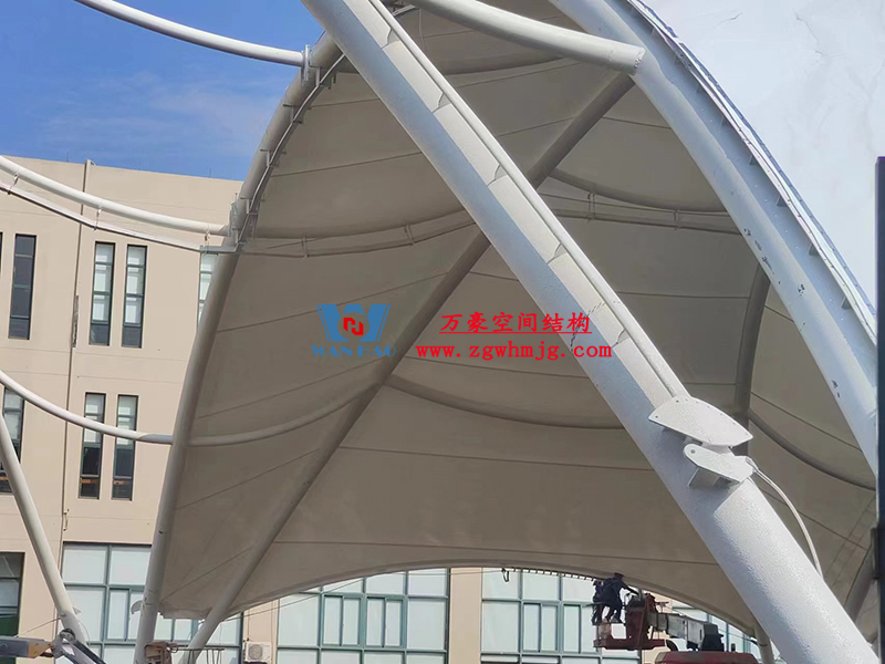 寧波諾丁漢大學(xué)室外運(yùn)動(dòng)場地改擴(kuò)建項(xiàng)目膜結(jié)構(gòu)工程膜結(jié)構(gòu)安裝中 寧波諾丁漢大學(xué)室外運(yùn)動(dòng)場地改擴(kuò)建項(xiàng)目膜結(jié)構(gòu)工程膜結(jié)構(gòu)安裝中