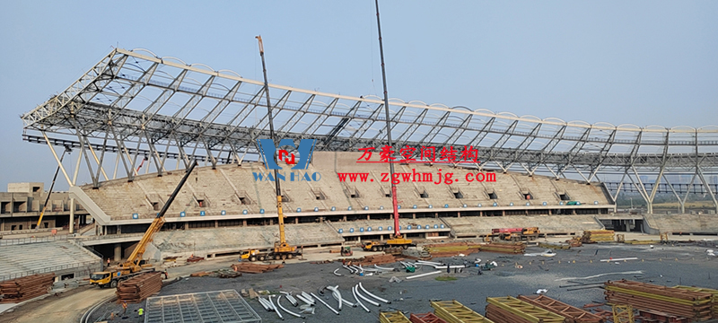 襄陽奧體中心膜結(jié)構(gòu)工程鋼結(jié)構(gòu)接近尾聲，膜結(jié)構(gòu)開始安裝
