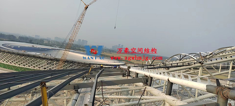 襄陽奧體中心膜結(jié)構(gòu)工程鋼結(jié)構(gòu)接近尾聲，膜結(jié)構(gòu)開始安裝