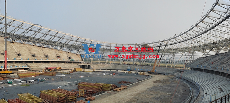 襄陽奧體中心膜結(jié)構(gòu)工程鋼結(jié)構(gòu)接近尾聲，膜結(jié)構(gòu)開始安裝