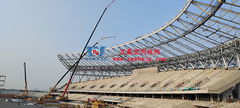襄陽奧體中心膜結(jié)構(gòu)工程鋼結(jié)構(gòu)接近尾聲，膜結(jié)構(gòu)開始安裝