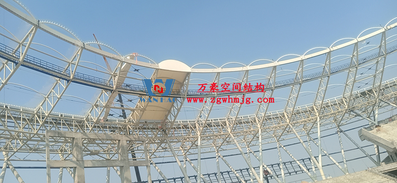 襄陽奧體中心膜結(jié)構(gòu)工程鋼結(jié)構(gòu)接近尾聲，膜結(jié)構(gòu)開始安裝