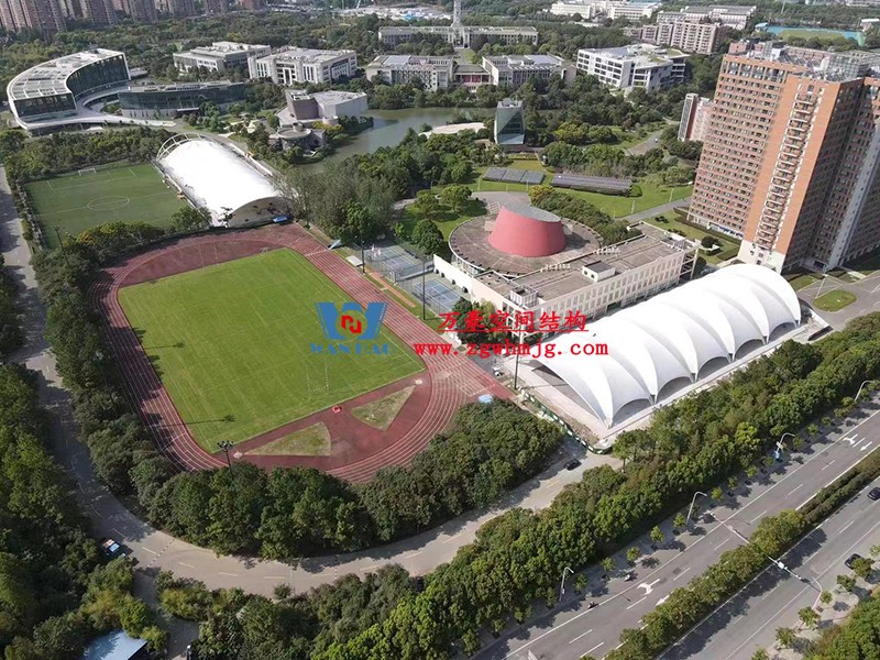 寧波諾丁漢大學(xué)室外運(yùn)動(dòng)場地改擴(kuò)建項(xiàng)目膜結(jié)構(gòu)工程接近尾聲 寧波諾丁漢大學(xué)室外運(yùn)動(dòng)場地改擴(kuò)建項(xiàng)目膜結(jié)構(gòu)工程接近尾聲