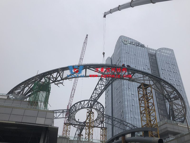 明宇廣場6號地塊商業(yè)（萬達(dá)廣場）改造項(xiàng)目鋼膜結(jié)構(gòu)ETFE蓋頂天幕工程進(jìn)入鋼結(jié)構(gòu)吊裝階段