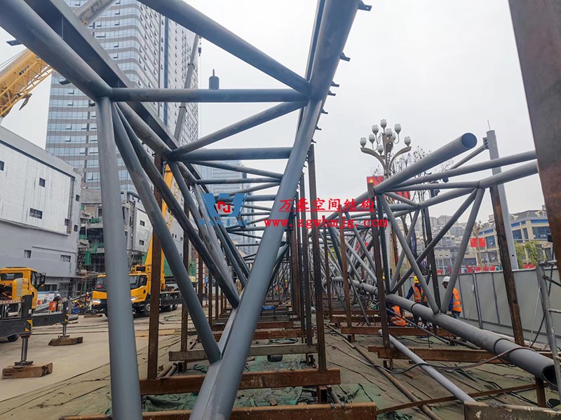 明宇廣場6號地塊商業(yè)（萬達(dá)廣場）改造項(xiàng)目鋼膜結(jié)構(gòu)ETFE蓋頂天幕工程進(jìn)入鋼結(jié)構(gòu)吊裝階段