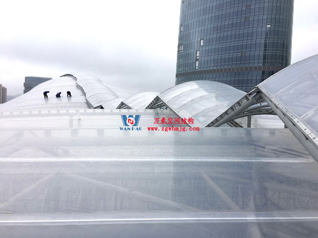 遵義高鐵新城上的一條鋼膜結構“長龍” 遵義高鐵新城上的一條鋼膜結構“長龍”