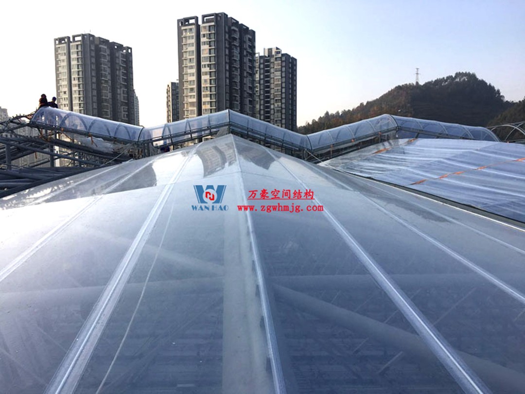 遵義高鐵新城上的一條鋼膜結構“長龍” 遵義高鐵新城上的一條鋼膜結構“長龍”
