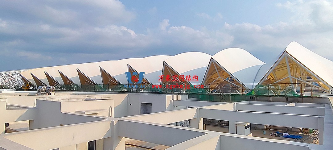 施工加速，這個(gè)PTFE膜結(jié)構(gòu)天幕即將完工！