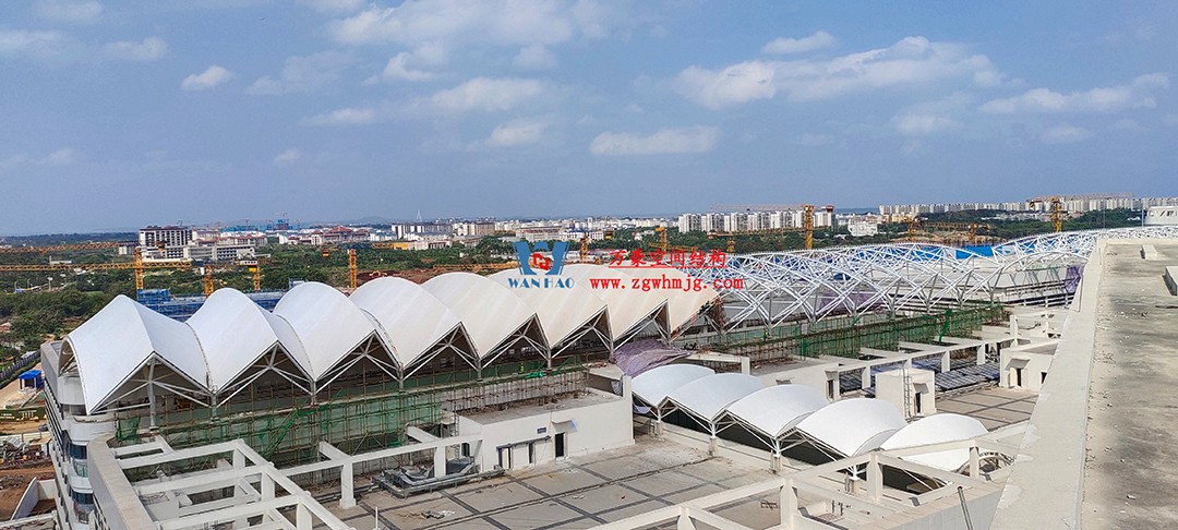 施工加速，這個(gè)PTFE膜結(jié)構(gòu)天幕即將完工！