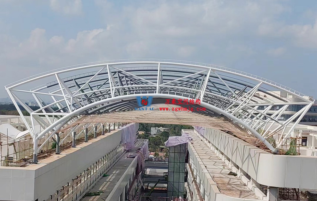 施工加速，這個(gè)PTFE膜結(jié)構(gòu)天幕即將完工！