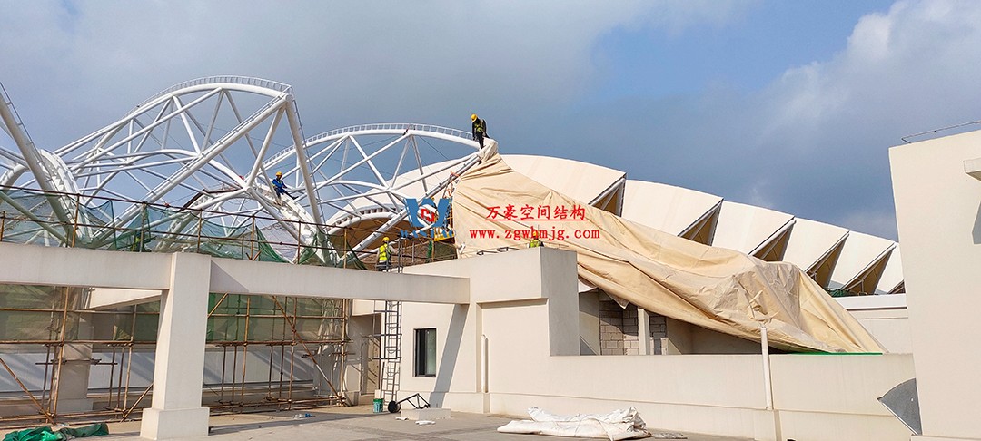 施工加速，這個(gè)PTFE膜結(jié)構(gòu)天幕即將完工！