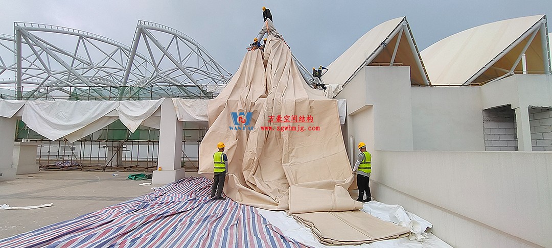施工加速，這個(gè)PTFE膜結(jié)構(gòu)天幕即將完工！