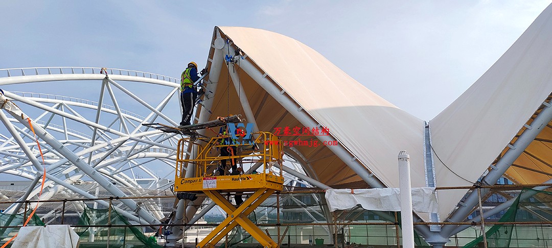 施工加速，這個(gè)PTFE膜結(jié)構(gòu)天幕即將完工！