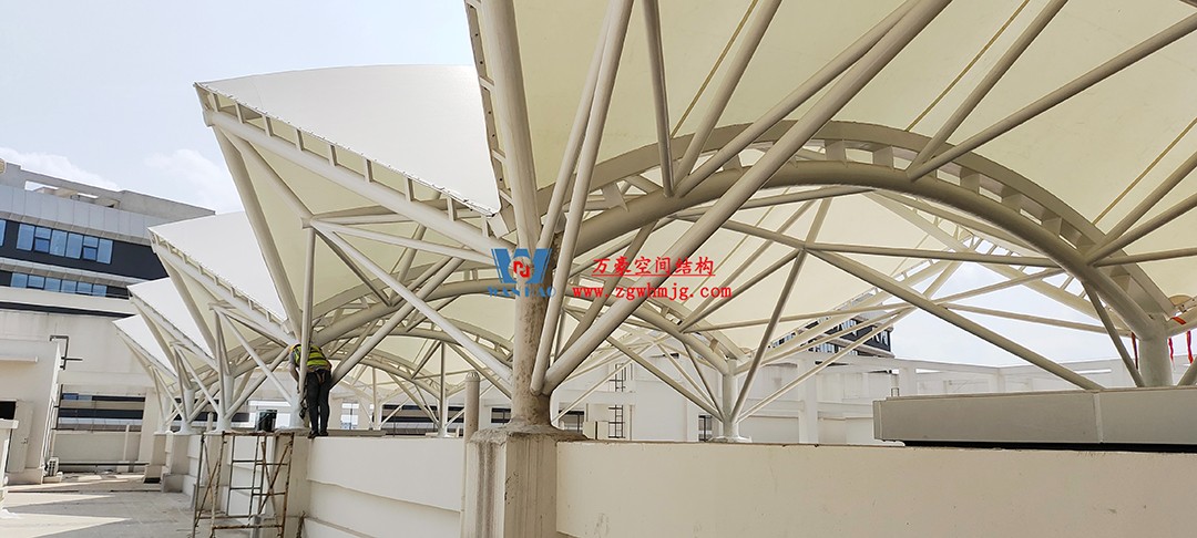 施工加速，這個(gè)PTFE膜結(jié)構(gòu)天幕即將完工！