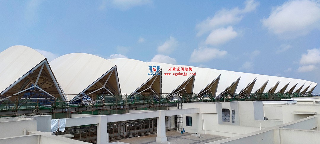 施工加速，這個(gè)PTFE膜結(jié)構(gòu)天幕即將完工！