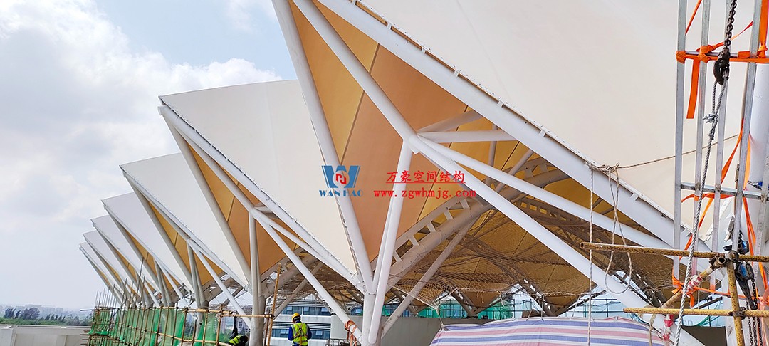 施工加速，這個(gè)PTFE膜結(jié)構(gòu)天幕即將完工！