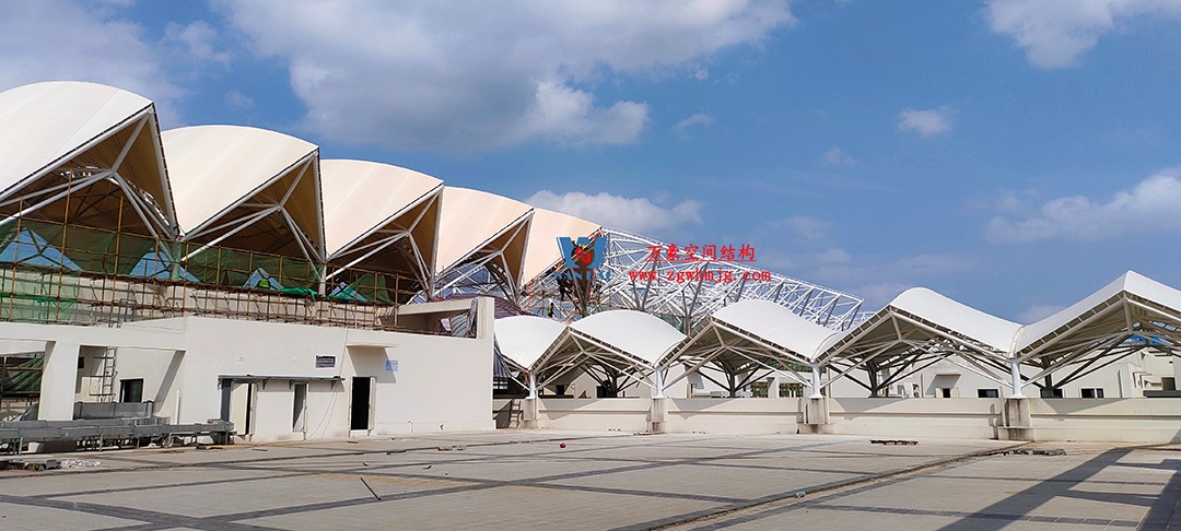 施工加速，這個(gè)PTFE膜結(jié)構(gòu)天幕即將完工！