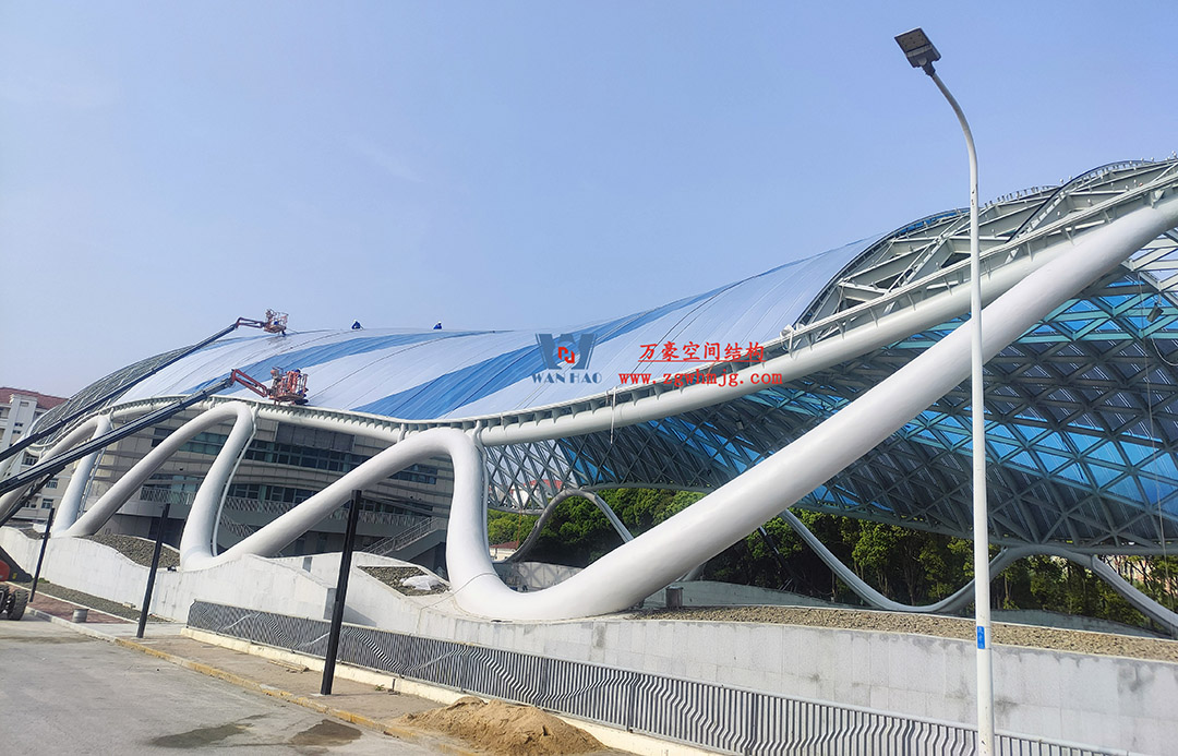 上海工程技術(shù)大學(xué)松江校區(qū)風(fēng)雨操場ETFE膜結(jié)構(gòu)項(xiàng)目 上海工程技術(shù)大學(xué)松江校區(qū)風(fēng)雨操場ETFE膜結(jié)構(gòu)項(xiàng)目